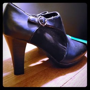 Black booties 7 1/2
